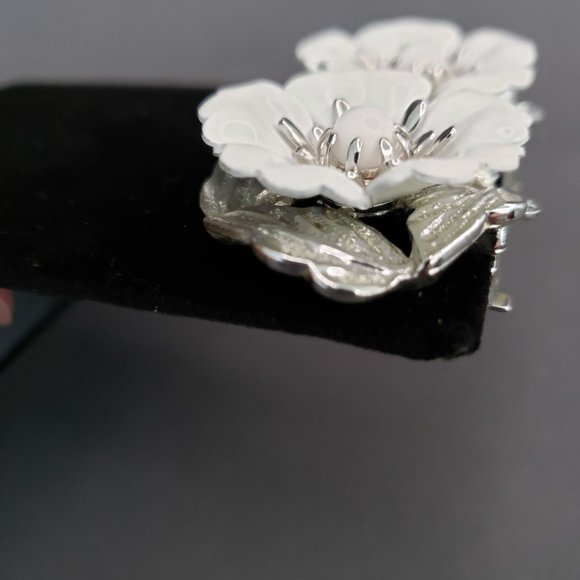 Sarah Coventry White Enamel Floral Flower Clip On Earring Pat Pend Vtg 1964 - Picture 4 of 10